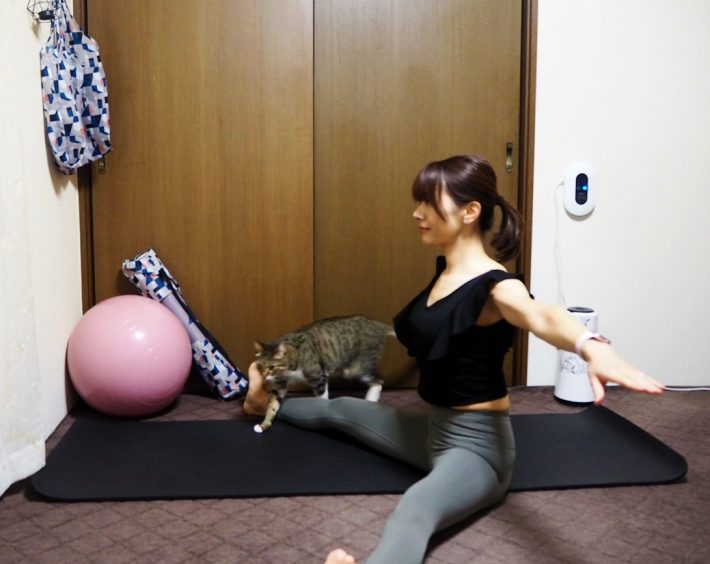 （1）足を開いて座り、両腕を肩の高さに持ち上げたら横に開く