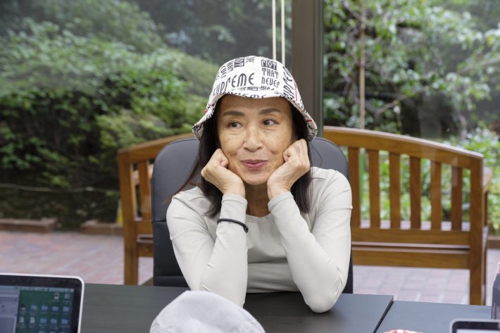 全身ブラックコーディネートにアクセントとして