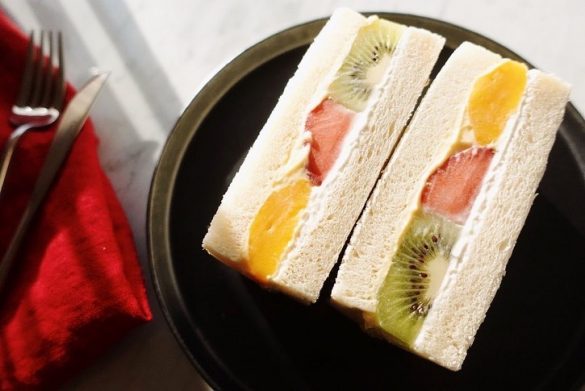かぢちゃんのある日のおやつ「フルーツサンド」※加治ひとみさんInstagramより