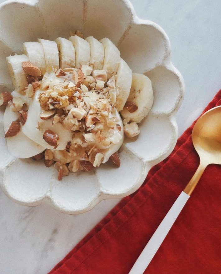 かぢちゃんのある日の朝ごはん。豆乳ヨーグルトにバナナと砕いたナッツをのせているそう※加治ひとみさんInstagramより