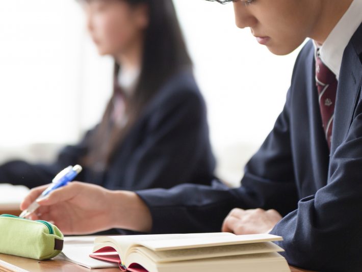 授業を受ける高校生