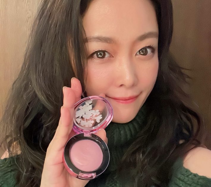 「M・A・C グロー プレイ ブラッシュ」を使用