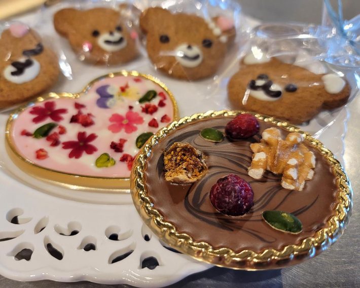 型にチョコレートを流し、市販のトッピングを乗せただけ。びっくりプロ級の仕上がりに