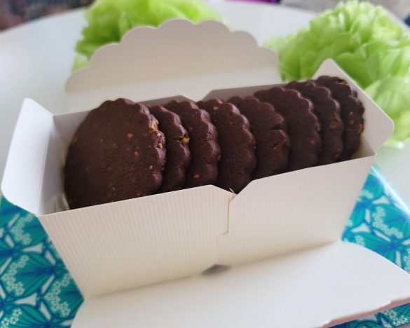 ピスタチオ入りのチョコクッキーを型抜きで焼いてみた