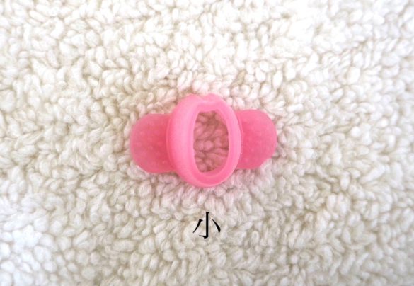 小さい穴の方を唇に装着