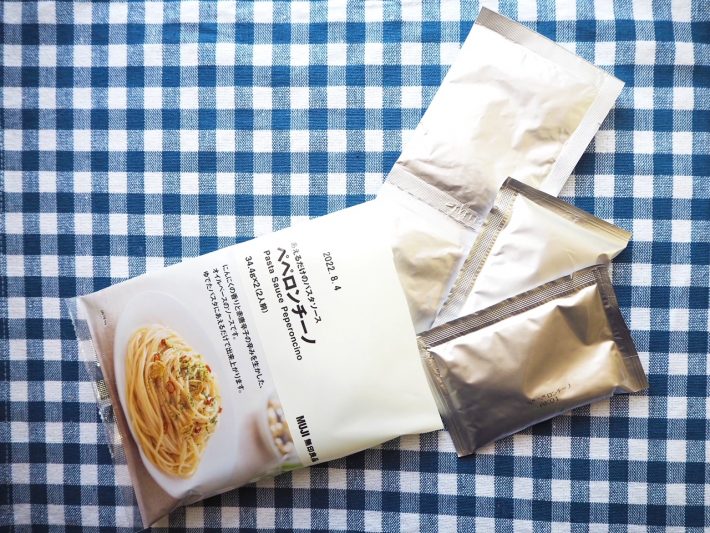 ローストガーリックペーストのソースと、フライドガーリックが入っています。