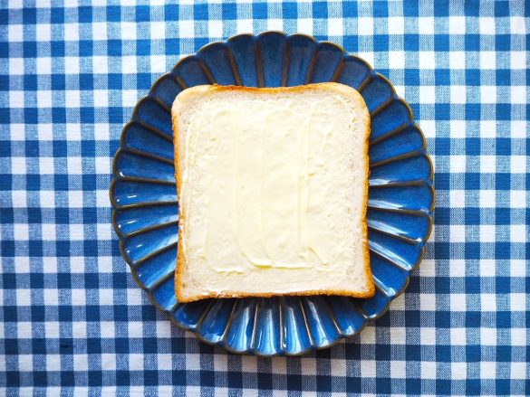 マヨネーズをまんべんなく伸ばします