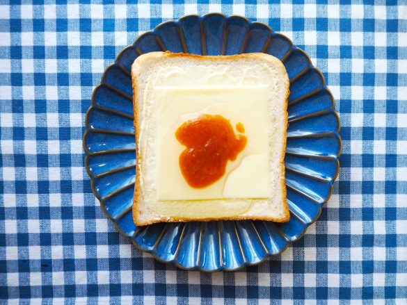 パスタソースをかける。