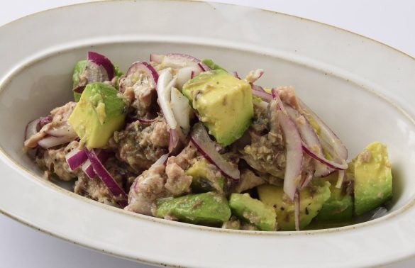 サバ缶とアボカド