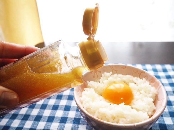 卵を乗せたご飯の上にたらします