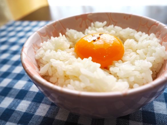 オイルで卵がテリッテリに輝いてる!