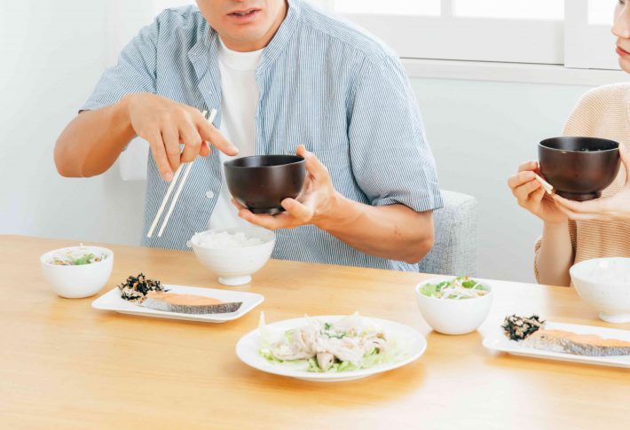 食事に文句を言う夫