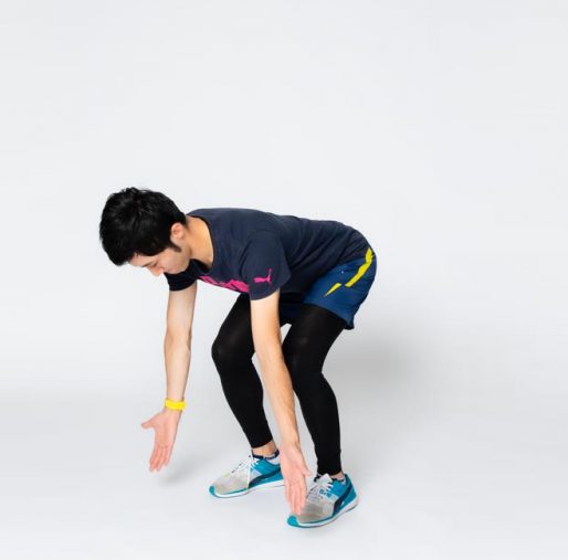 2. 腕を床に向かって伸ばします