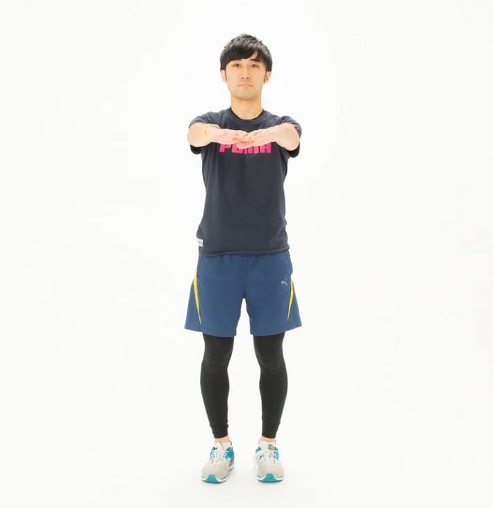 1. 肘を真っ直ぐに伸ばして胸の前にセットします。