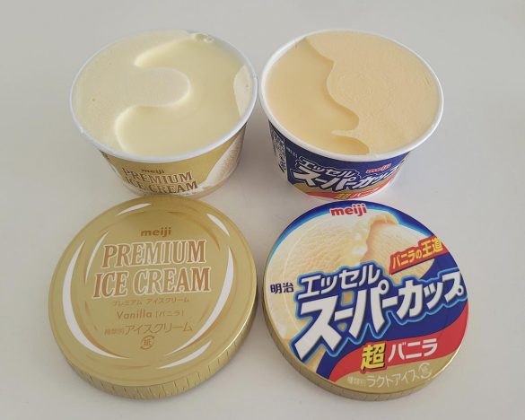 左:明治 プレミアムアイスクリーム 378円(以下、税込)/右:明治 エッセル スーパーカップ 超バニラ 151円
