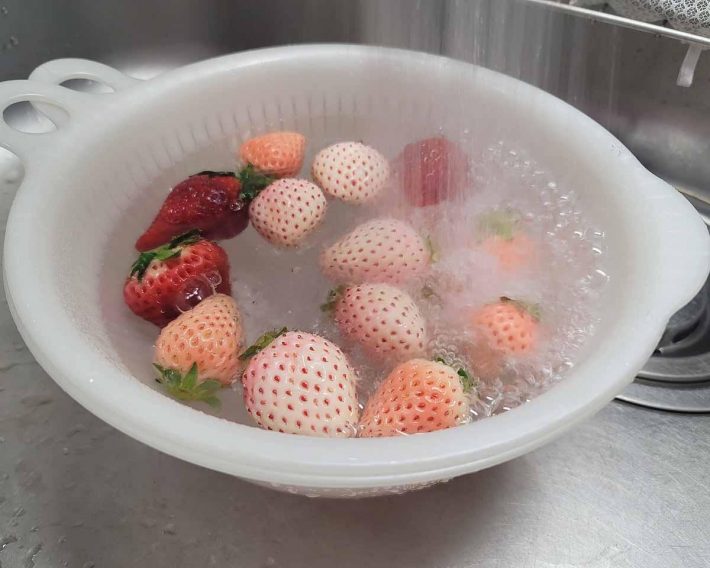 流水で何度か水を入れ替えて洗います