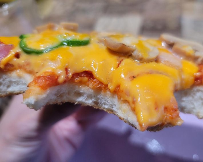 我が家では、ピザトーストと言えば8枚切り。これを4枚切りで作ってみたところ、いつもと違った食べ心地がヒット。厚さを大胆に変えてみることで、マンネリ脱出にもなる。