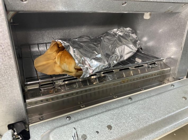 トースターの熱が直接当たらないように、上下にアルミホイルをセットする。