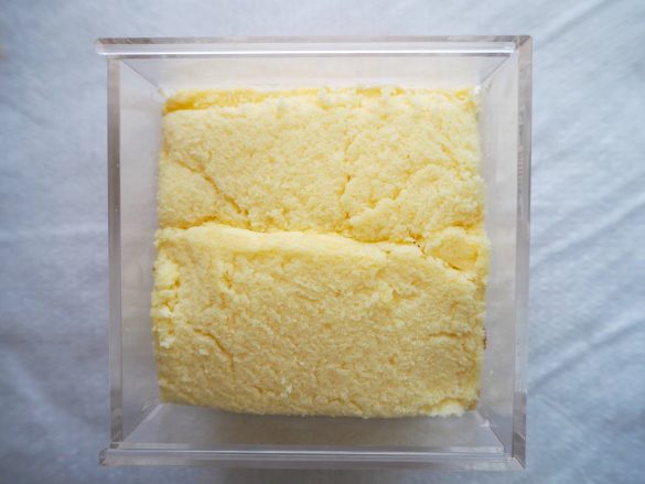 「北海道チーズ蒸しケーキ」をのせます