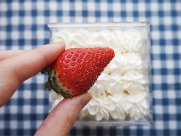 最後にいちごをトッピング