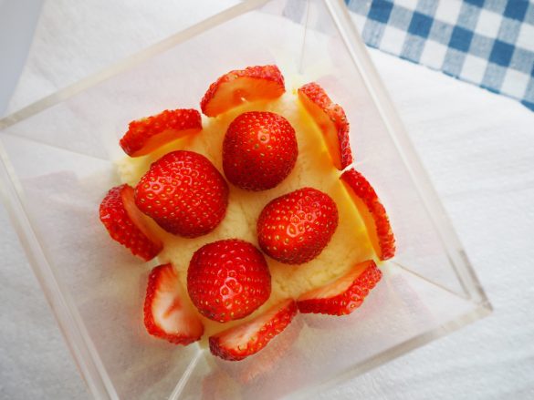 中央のスペースにも、いちごをポンッと