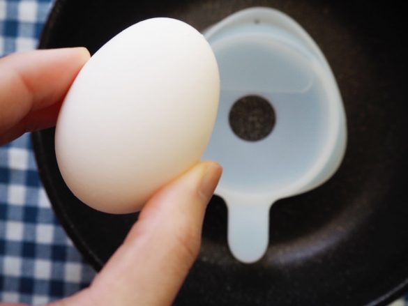 卵を真ん中の穴に割り入れます