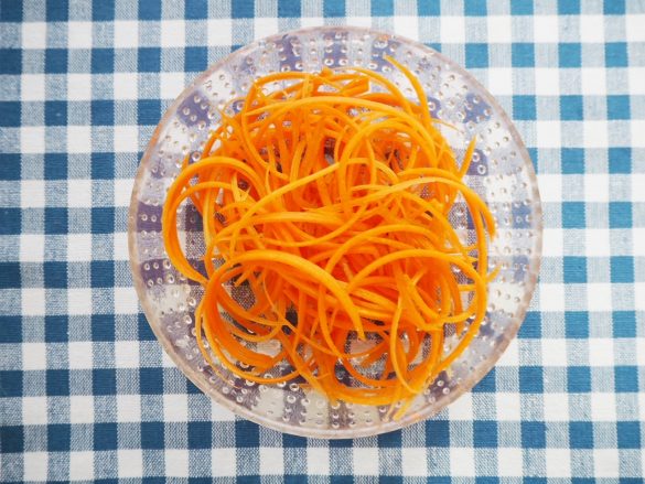 ピーラーを下まで一気にすべらせるのがポイント