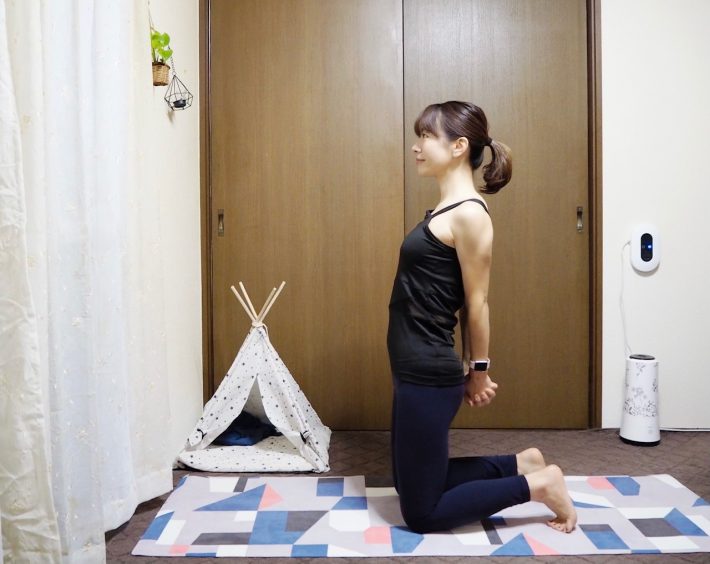 （1）ひざ立ちになり、足を腰幅程度に開いたら、体のうしろで手の指を組む