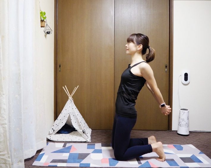 （2）【息を吐きながら】手を体から離していき、【息を吸いながら】（1）の位置に戻す×10回