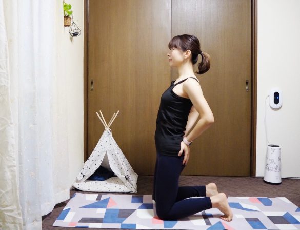 （1）ひざ立ちになり、足を腰幅程度に開いたら、両手をお尻の上に添える
