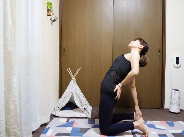 （2）上体を軽くうしろに倒したら、右手で右かかとをつかむ