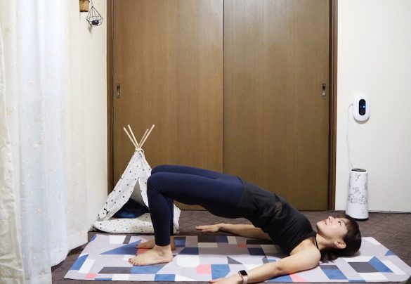 （2）【息を吐きながら】お尻～腰～背中の順に床から浮かせ、【息を吸いながら】背中～腰～お尻の順に床に下ろして（1）の姿勢に戻る×5回