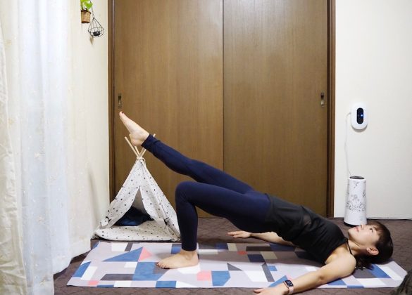 （2）の姿勢でしばらくキープしてもいいですし、余裕がある方は、片足ずつ床から浮かせてひざを伸ばすことで、さらに強度を上げることもできます。