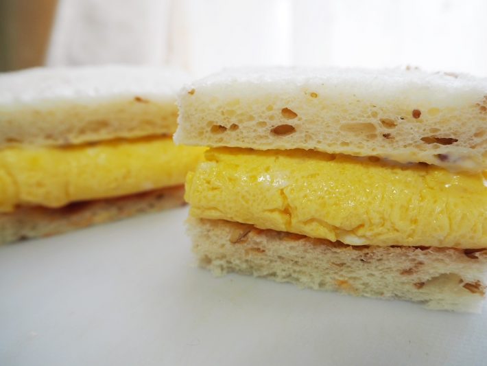 慎重に食パンに挟みます