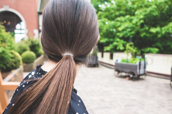 後ろ姿の若い女性