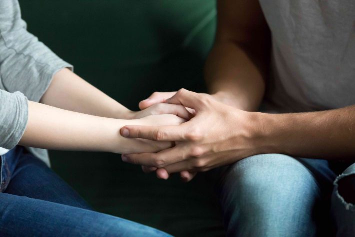 男と女　手を握る