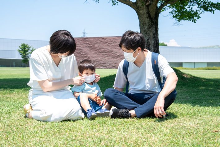 公園でマスクをする3人家族