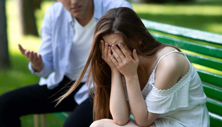 服装を制限する男