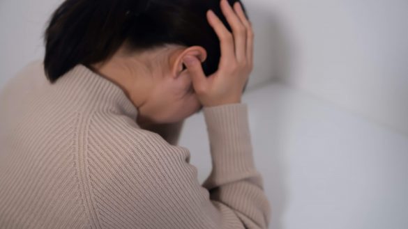 ひどく落ち込む女性