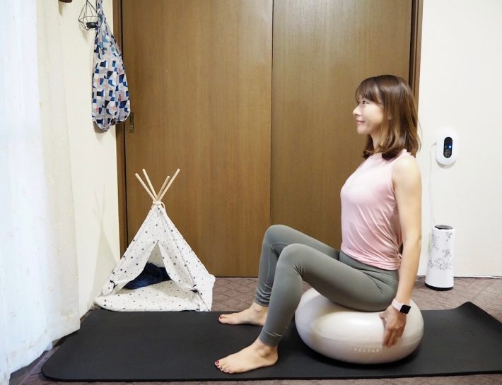 1.肩幅より少し広めに足を広げ、膝と足先が同じ方向を向くように座る。