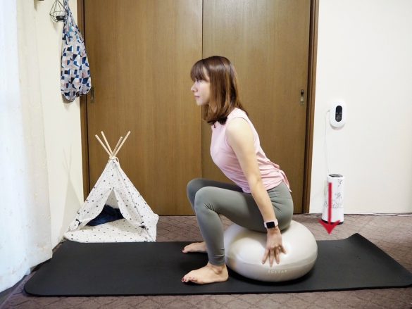 2.背筋を伸ばし、かかとに力を入れて上下に小刻みに跳ねる。