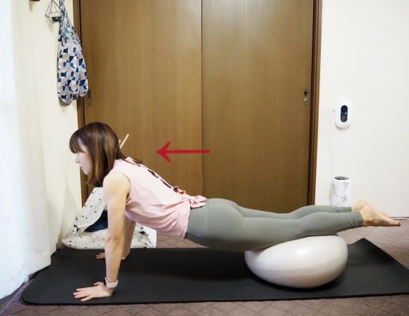 1.ドーナツの穴の位置に膝がくるようにうつ伏せになる。