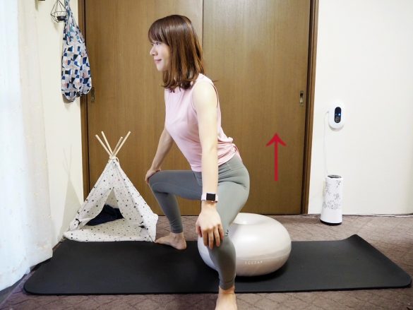 1.肩幅より少し広めに足を広げ、膝と足先が同じ方向を向くようにしてボールの少し前に立つ。