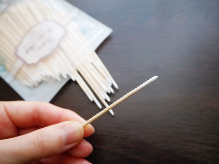 先端にコットンがついてます