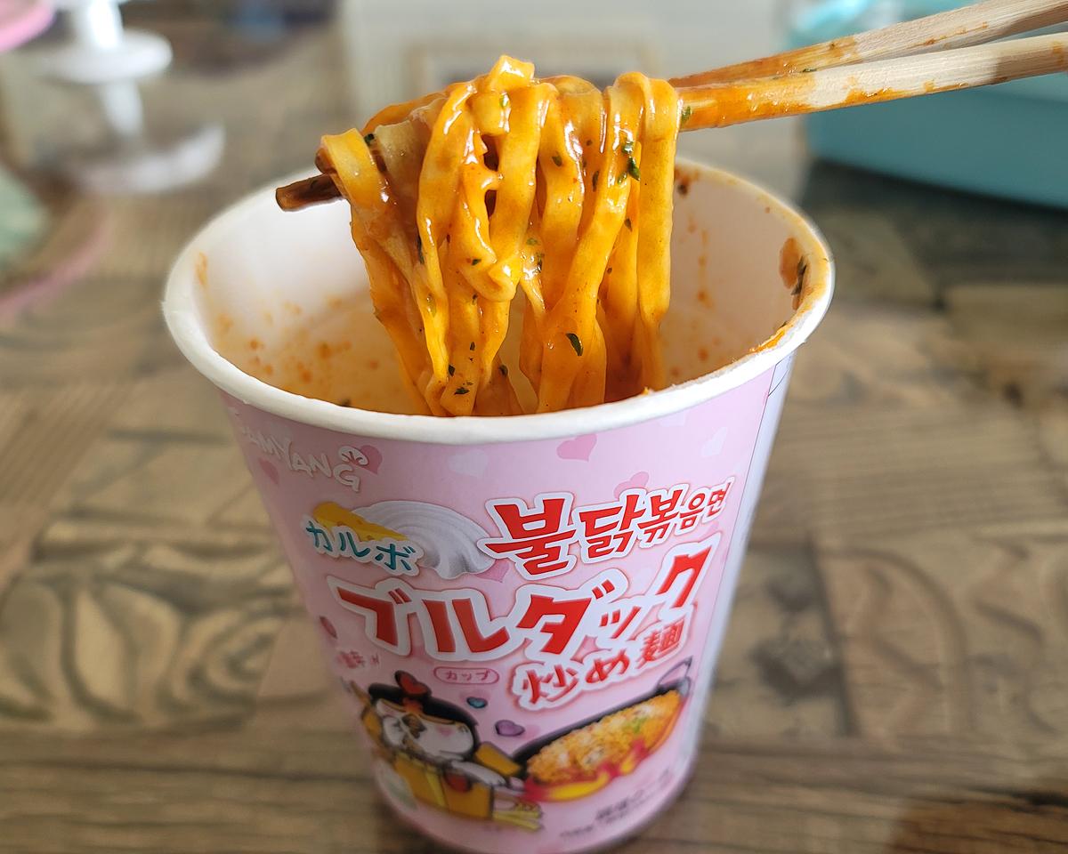 韓国カップ麺「ブルダック炒め麺」は麺モッチモチで旨味爆発！カルボナーラやチーズ味も « 女子SPA！