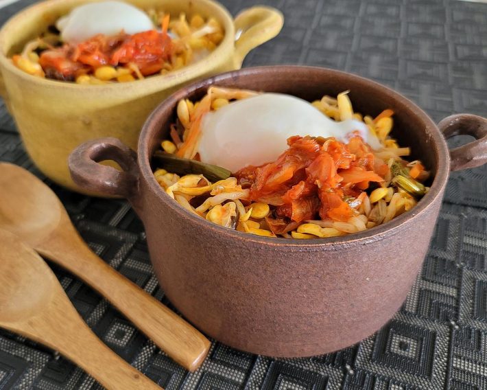 ほかほかごはんにナムル、旨辛キムチ、温泉卵が乗った「ビビンバ丼」