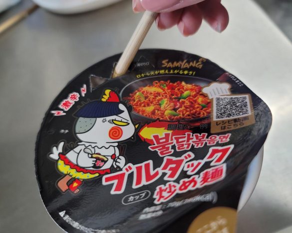 韓国カップ麺「ブルダック炒め麺」は麺モッチモチで旨味爆発！カルボナーラやチーズ味も « 女子SPA！