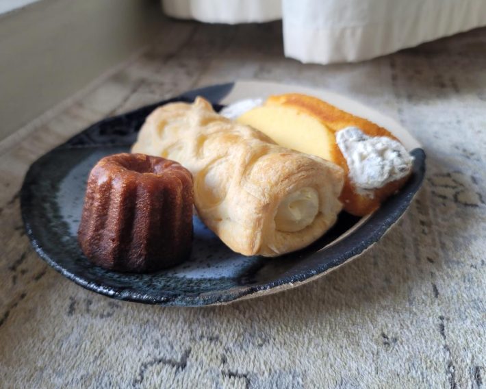 左から、カヌレ（カスタードクリーム入り）、パイコロネ、ラムレーズンオムレット　各108円