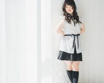 母・由美さんが選んだ洋服に身を包む菜桜さん。