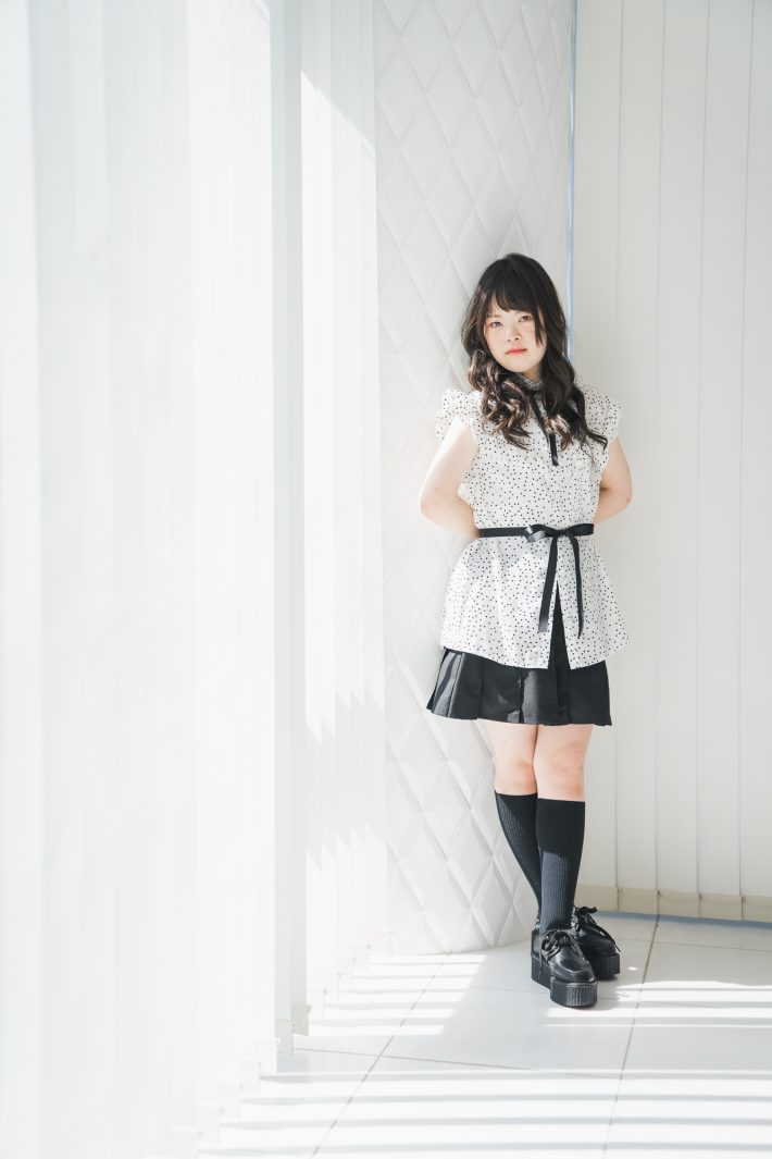 母・由美さんが選んだ洋服に身を包む菜桜さん。